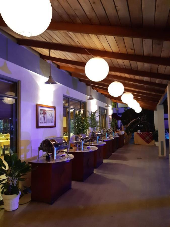 The Oasis Beach Resort Хамбантота Екстериор снимка