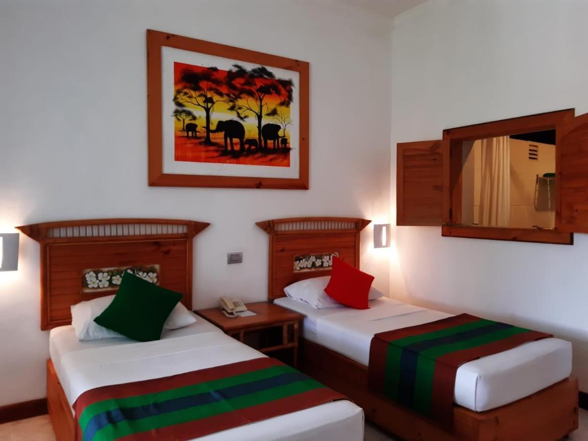 The Oasis Beach Resort Хамбантота Екстериор снимка