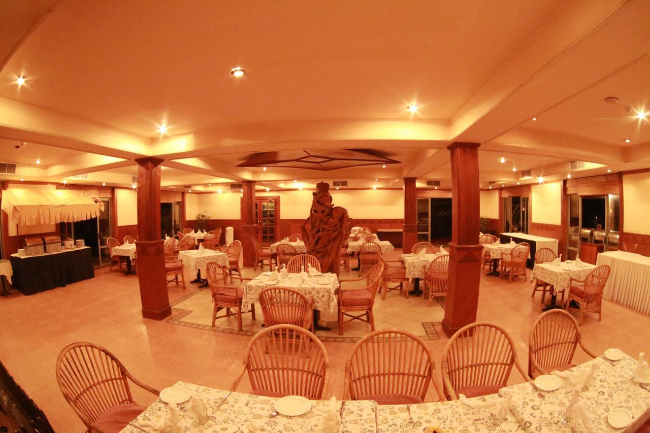 The Oasis Beach Resort Хамбантота Екстериор снимка