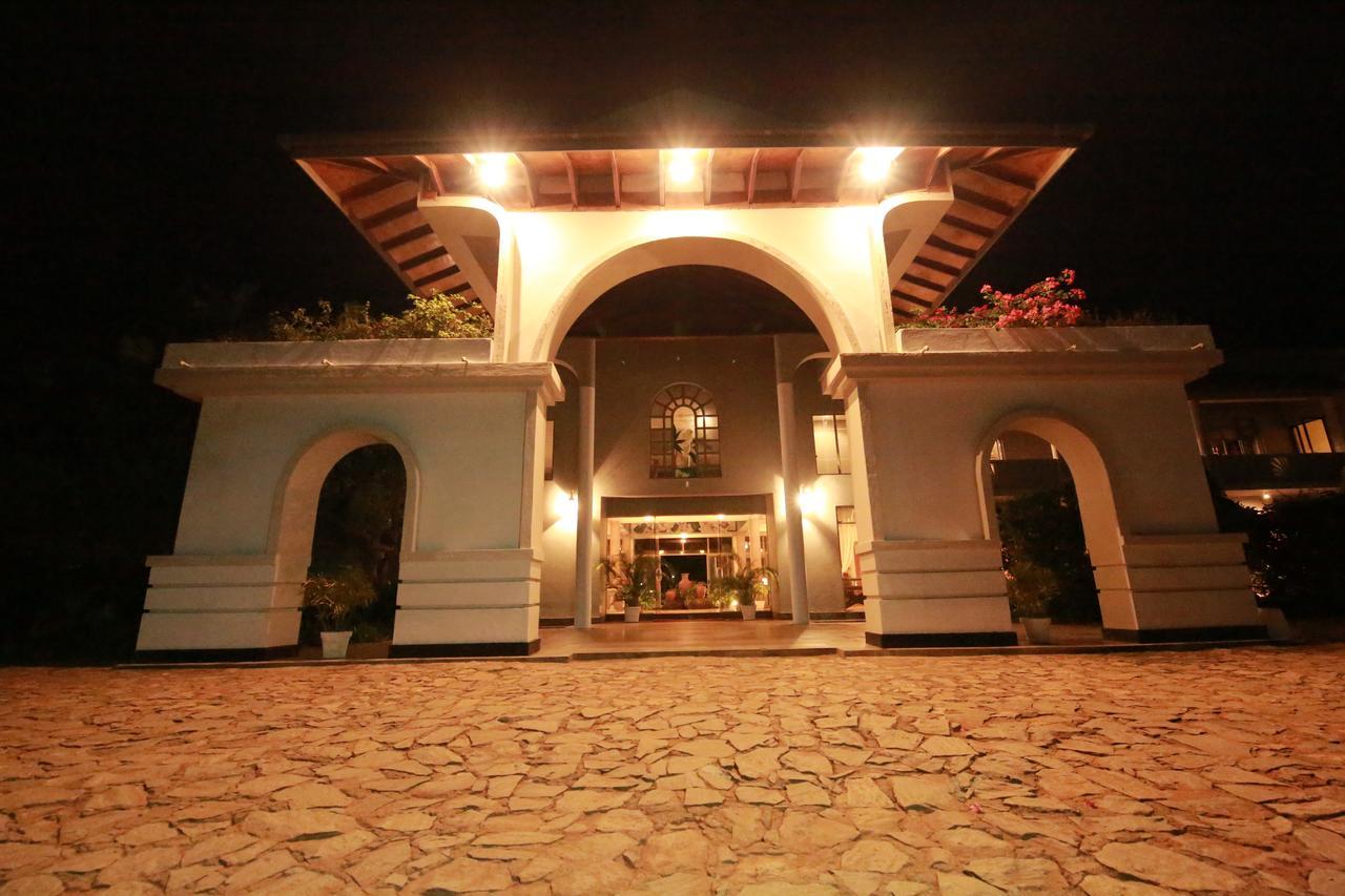 The Oasis Beach Resort Хамбантота Екстериор снимка