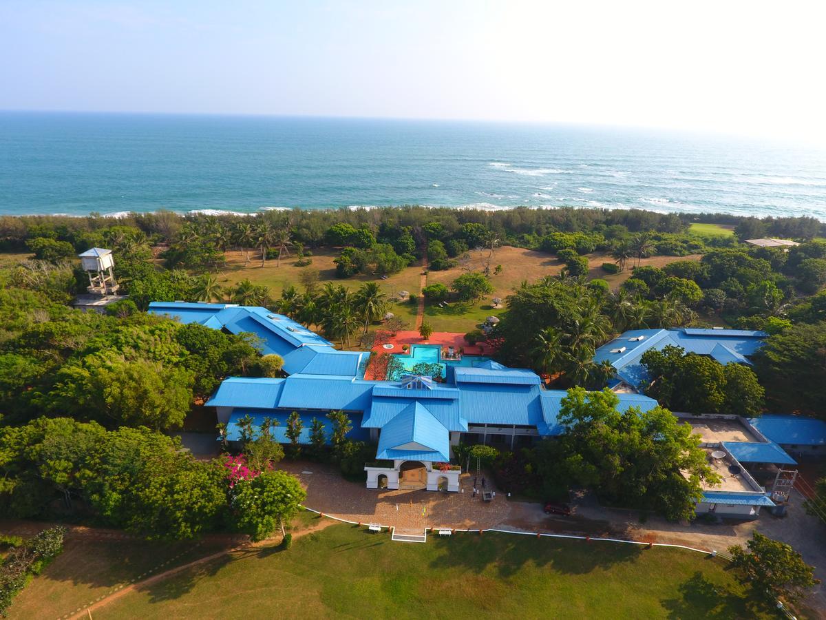 The Oasis Beach Resort Хамбантота Екстериор снимка