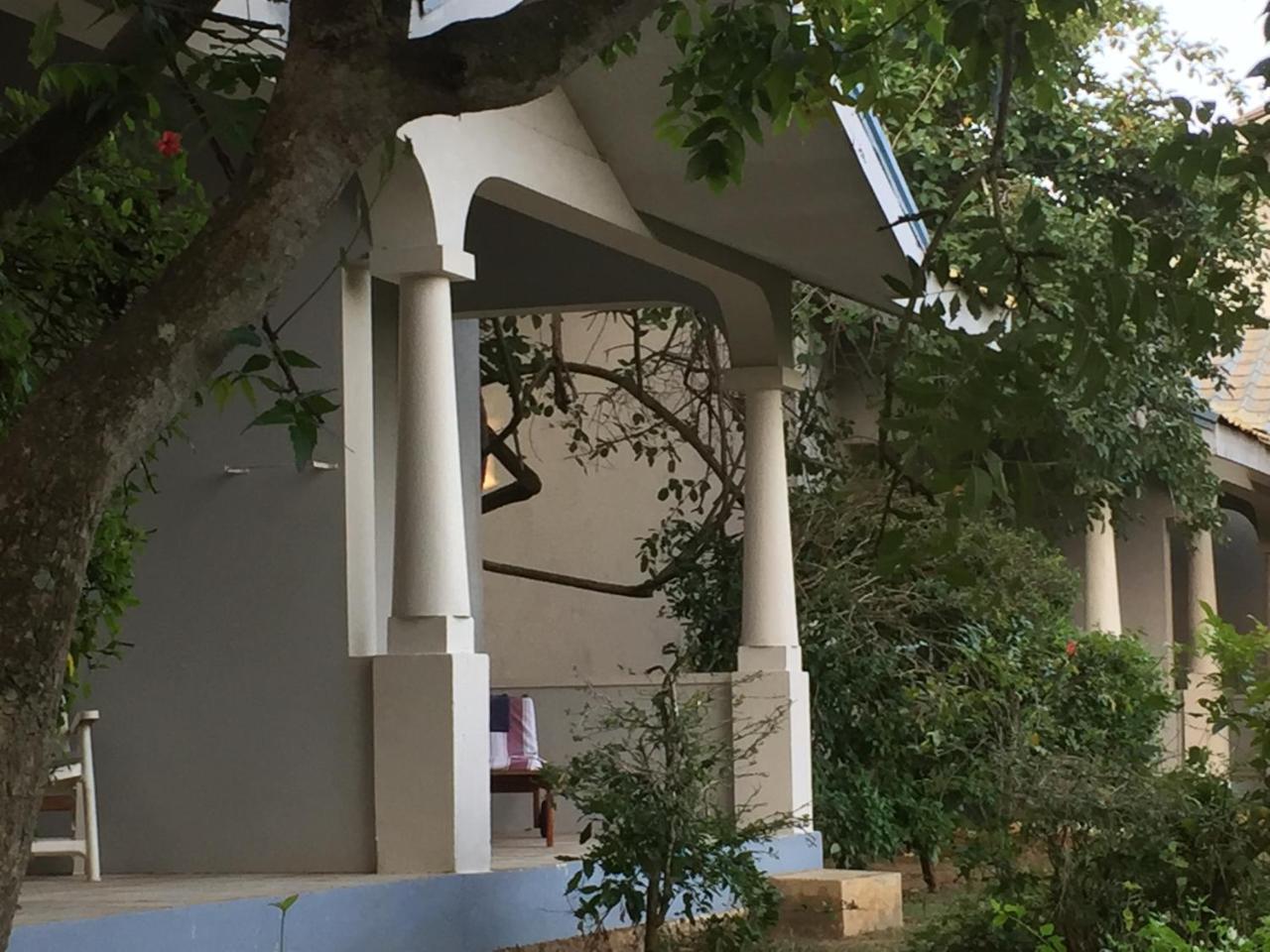The Oasis Beach Resort Хамбантота Екстериор снимка